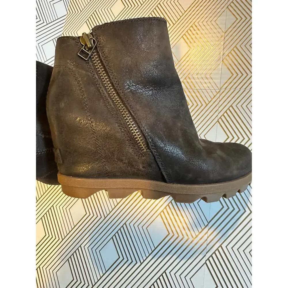 Women’s Sorel Joan of Arctic Wedge II zip booties size 8 brown leather